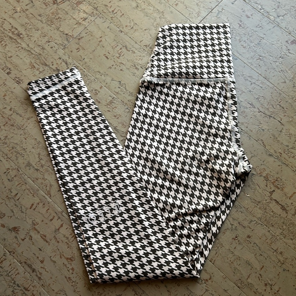EUC Fleo El Toro leggings, houndstooth, size small 25”